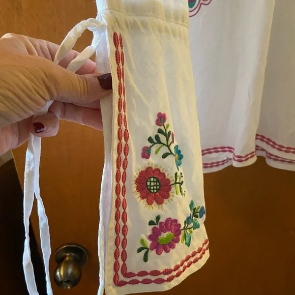 Willi Smith White and Pink Embroidered Bell Sleeve Blouse - Picture 6 of 9